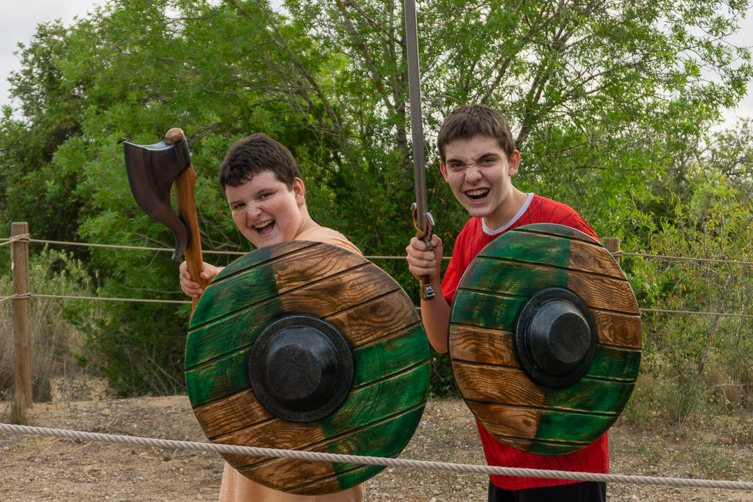 Grupo de jóvenes vikingos practicando soft combat